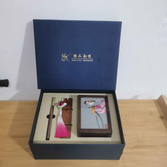 Shu embroidery panda handmade embroidery Shu embroidery pen holder handicraft walnut double-sided embroidery panda ornament