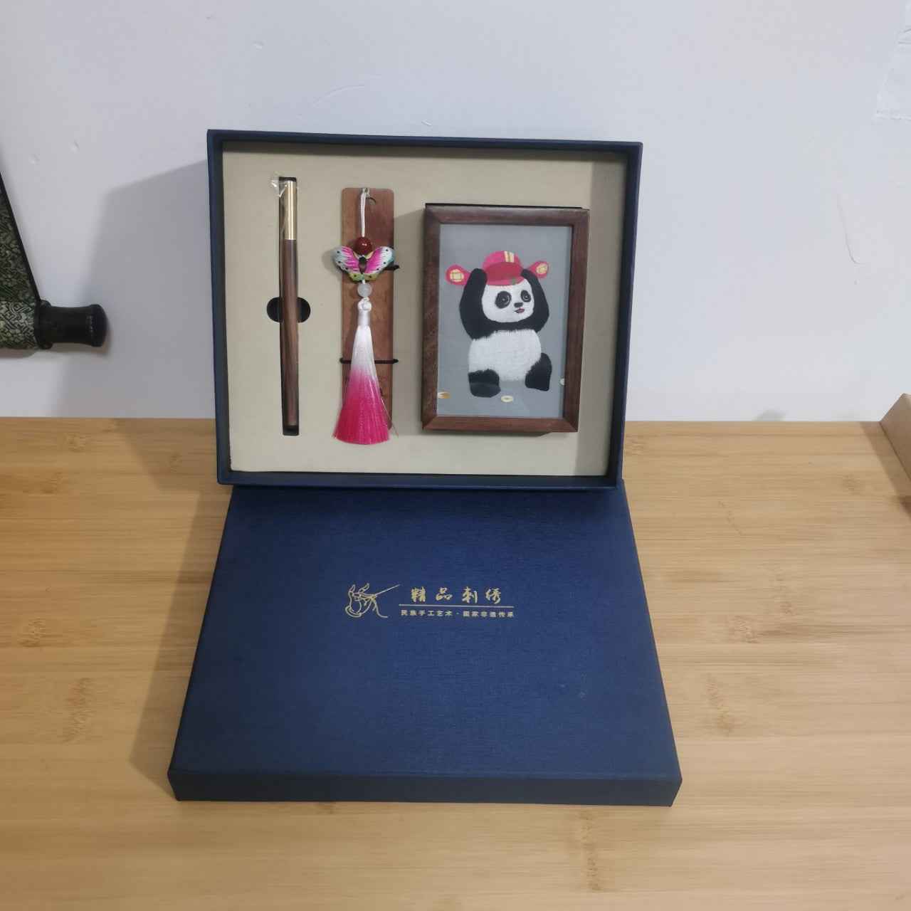 Shu embroidery panda handmade embroidery Shu embroidery pen holder handicraft walnut double-sided embroidery panda ornament