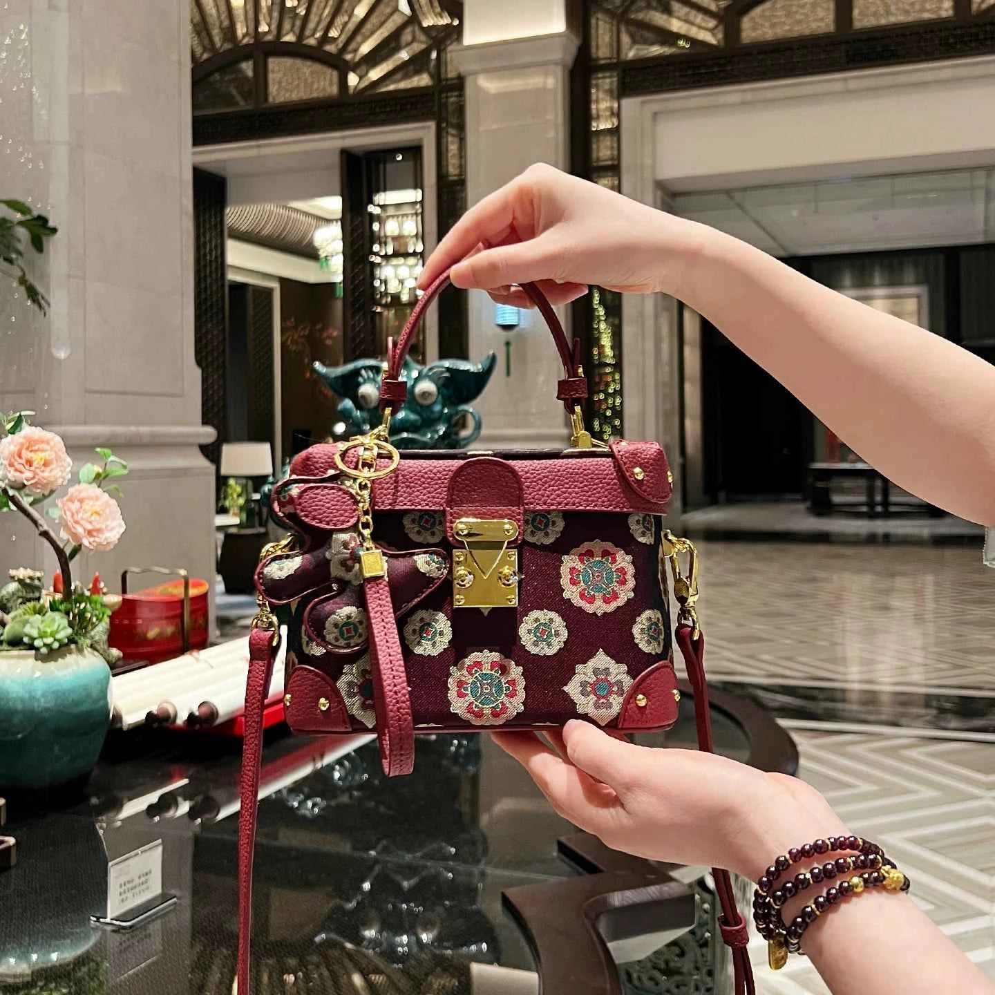 New Chinese-style intangible cultural heritage Song Jin box handbag women's Spring new high-end light luxury messenger bag