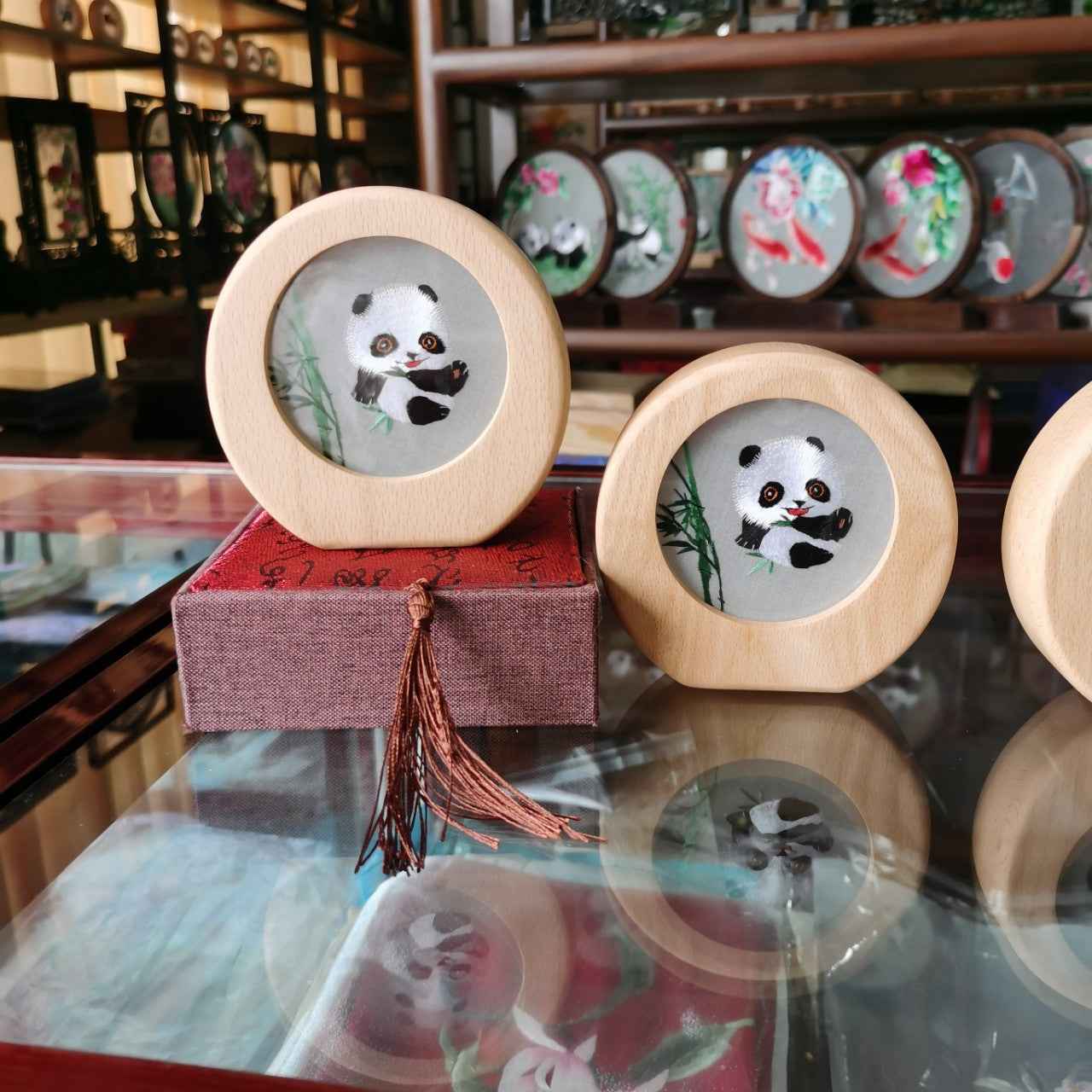 Shu embroidery panda double-sided embroidery panda ornament solid wood frame hand-embroidered characteristic small ornament