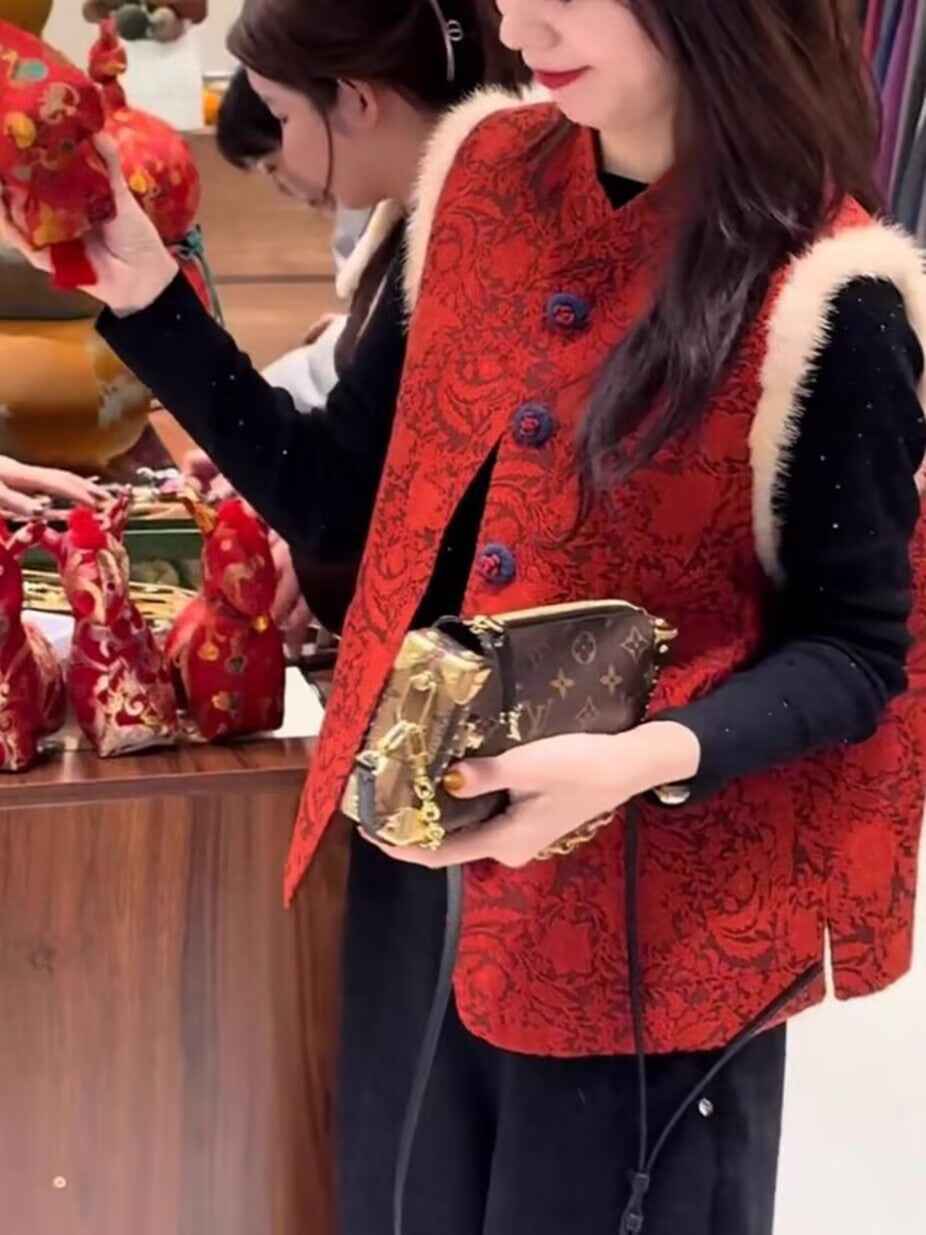 New Chinese style high-end 2026 embroidered red cotton vest women's high-end sense light luxury versatile warm cotton vest