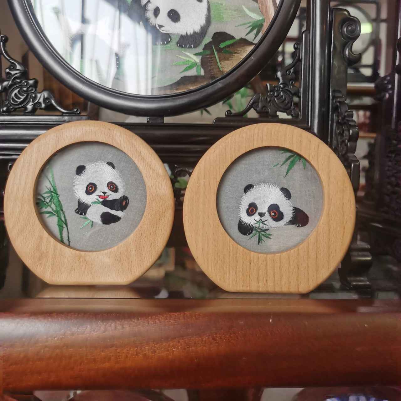 Shu embroidery panda double-sided embroidery panda ornament solid wood frame hand-embroidered characteristic small ornament