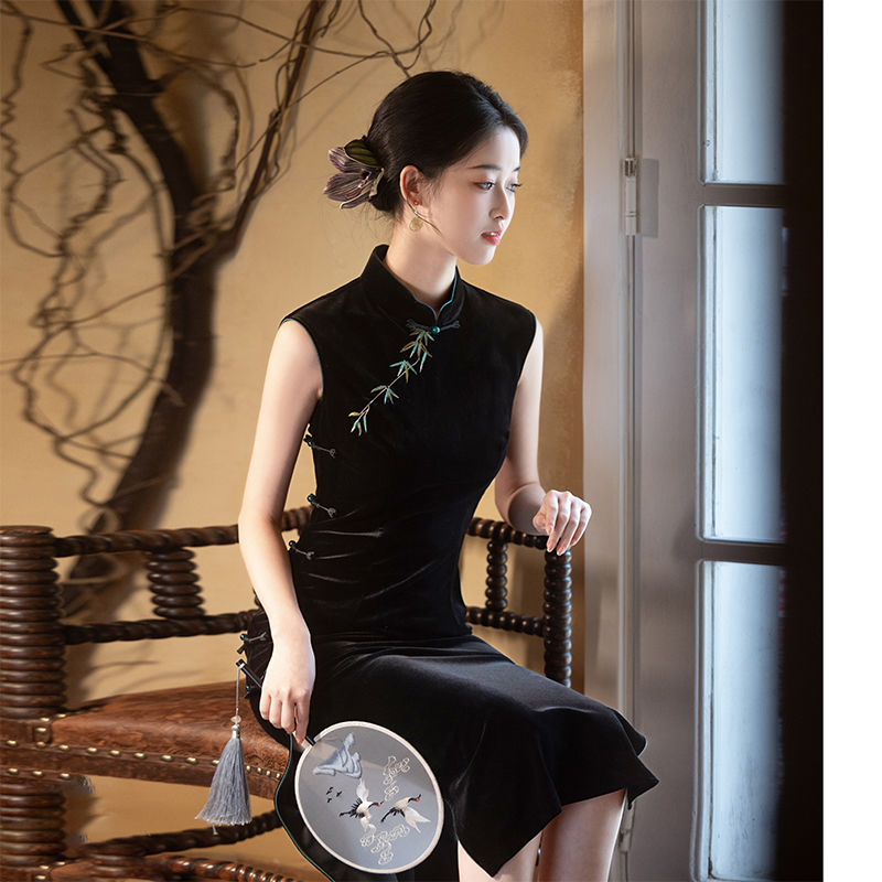 Retro Republic of China style velvet sleeveless cheongsam female old Shanghai Chinese high-end sense daily slim temperament embroidery young